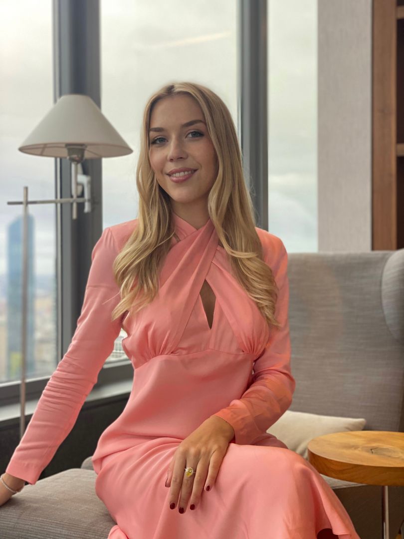 Porno erkaklar jojalarini yalaydi