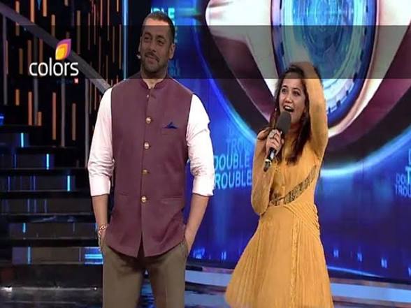 Two people on stage, one holding a microphone, with a colorful background and the Colors TV logo.